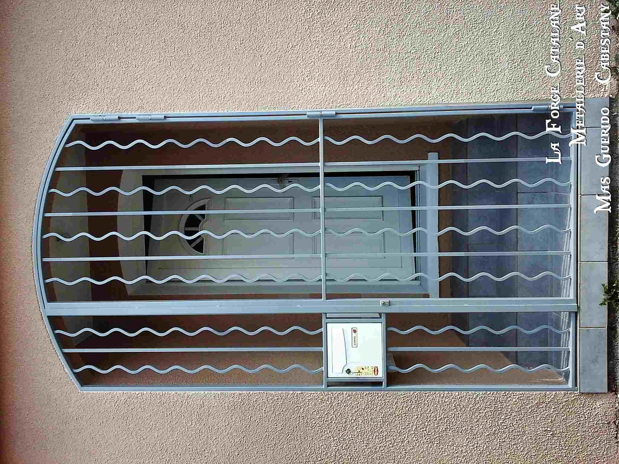 grille de protection articulee barreaudage forme de vague forge catalane.jpg